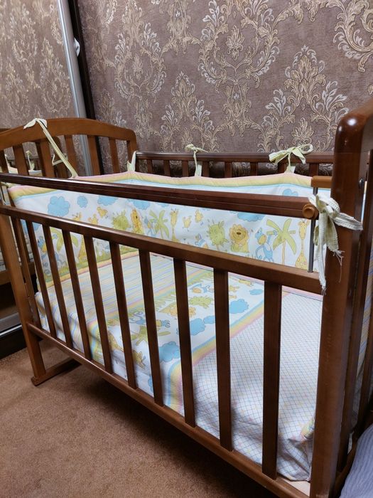 Продам детскую кроватку с матрасом