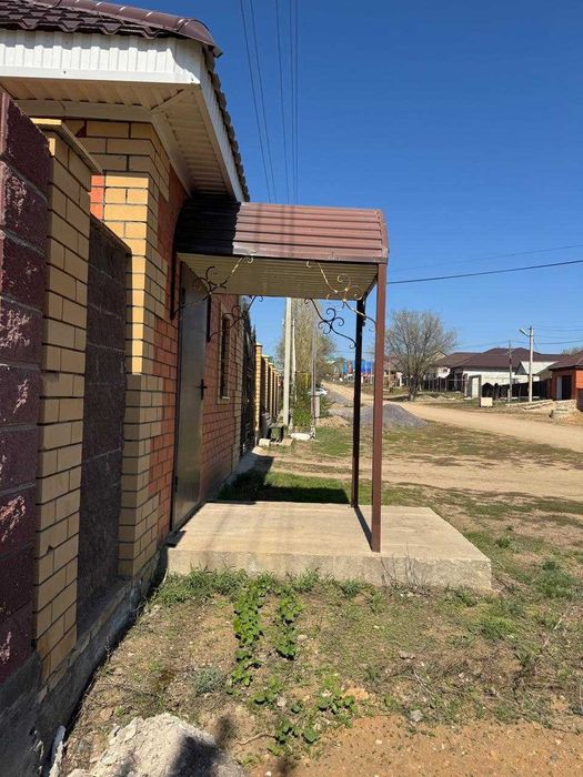 Козырёк над входом