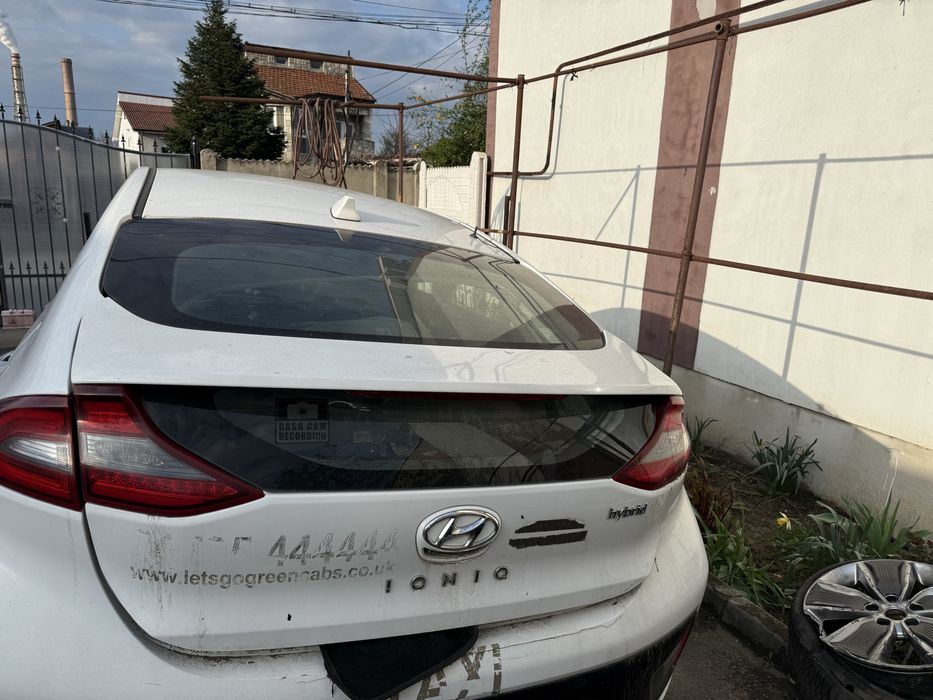 Farurii Hyundai ioniq masina este intreaga