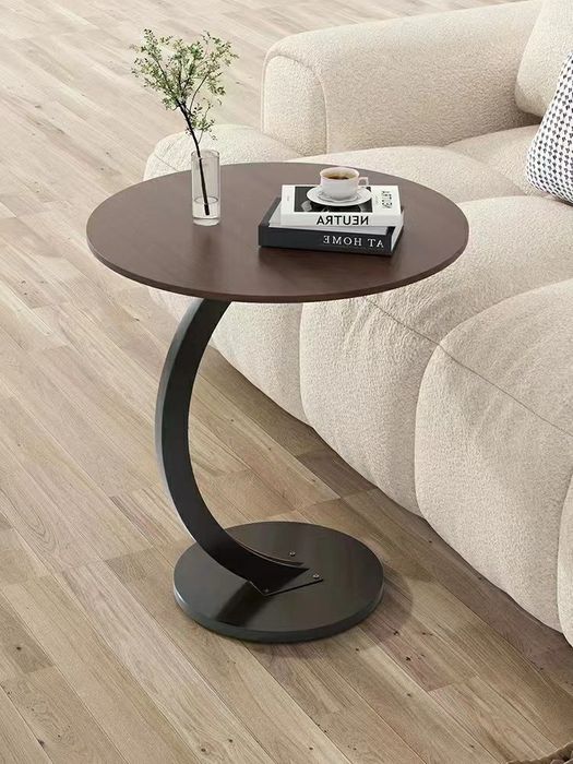 Приставной столик.