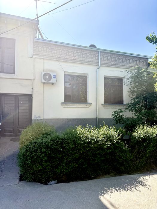 Uy sotiladi hovlini yarimi 2.35 sotok 3 ta xona Uchtepa tumani Birlik