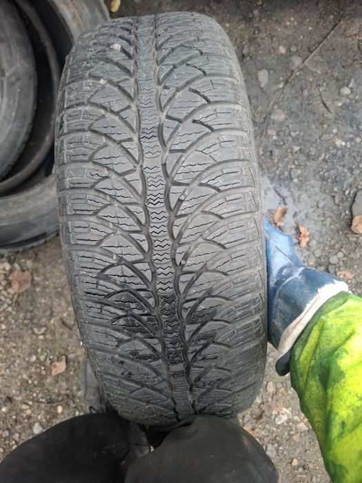 Vand 1  sau 2 anvelope  185 55 15 bune  de iarna