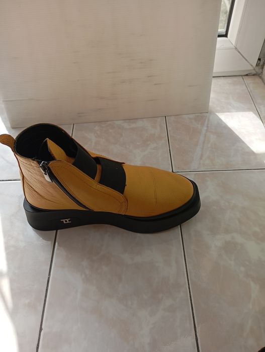 Продам ботинки женские желтые