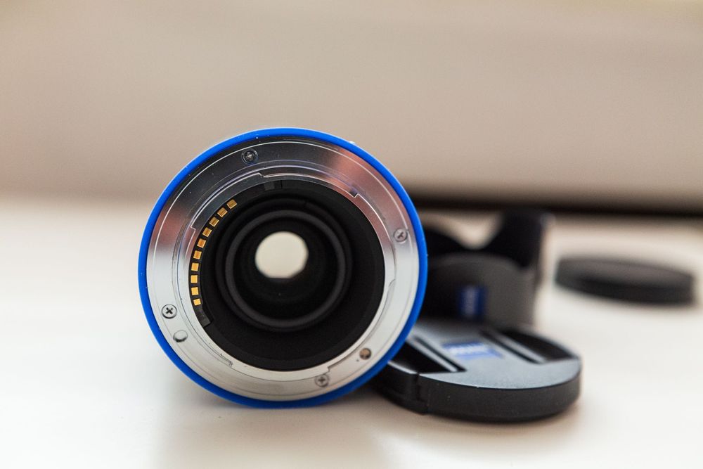 Продавам Zeiss Loxia 21/2,8
