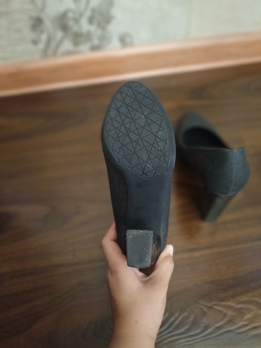 Срочно сотилади женский каблук