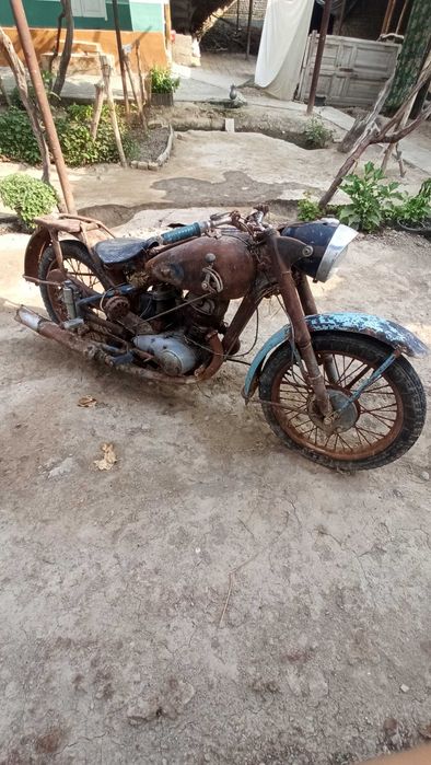 Sotiladi: Eski retro mototsikl