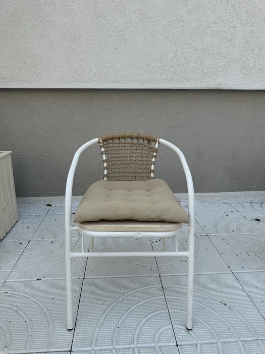 Ръчно изработени бели бохо столове от естествени материали