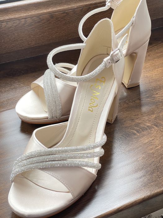 Продаю босоножки