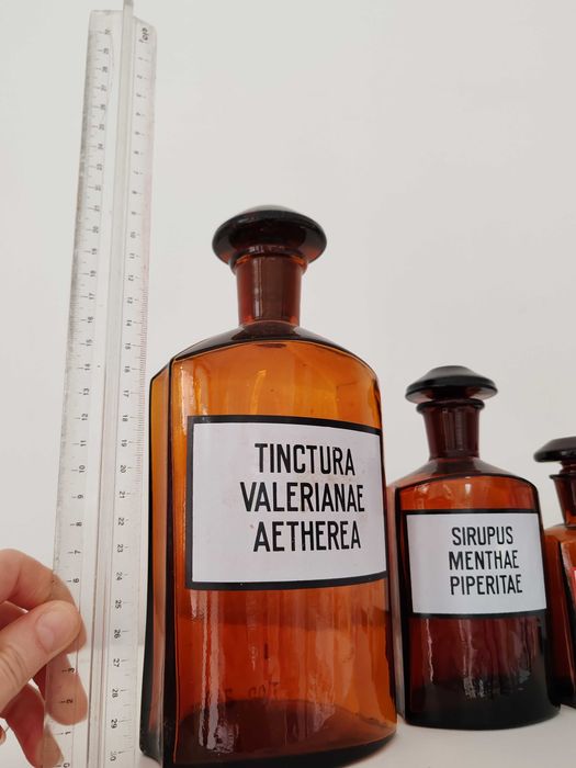 Аптечна вазария, стъклени банки