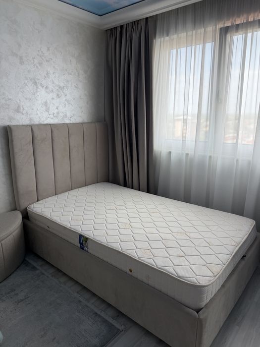 Pat 200x120 tapitat cu somiera +saltea,stare foarte buna ca si nou