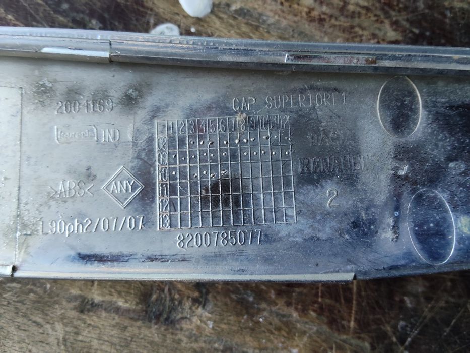 Vând grilă față de Logan 2010