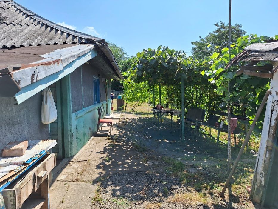 Vând teren cu casa bătrânească