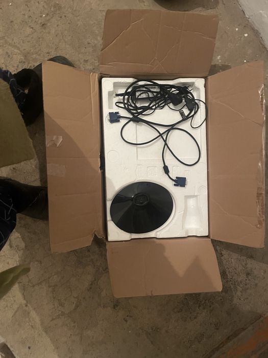 продаю манитор срочно