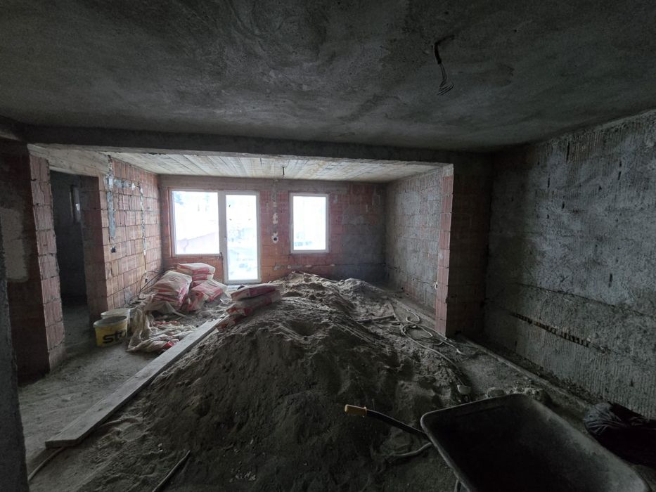 Clădire tip bloc cu apartamente si spatiu comercial