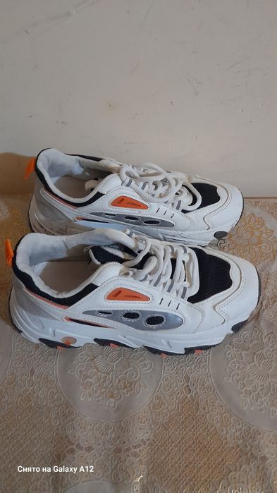 Продается детская обувь.