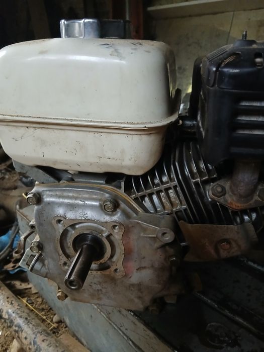 Vând motor honda pe benzina,  de 7 hp.