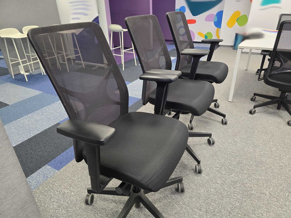 Модерен офис стол с мрежест гръб и пълен ергономичен контрол (Черен)