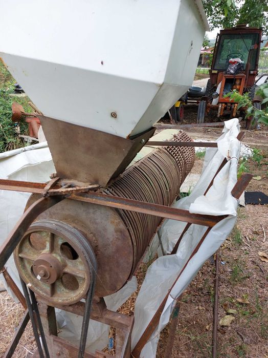 Продава машина за чистене зелена обвивка бадеми и лешници.