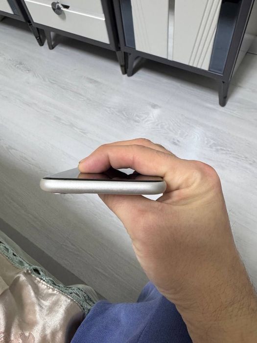 Айфон 11 белого  цвета