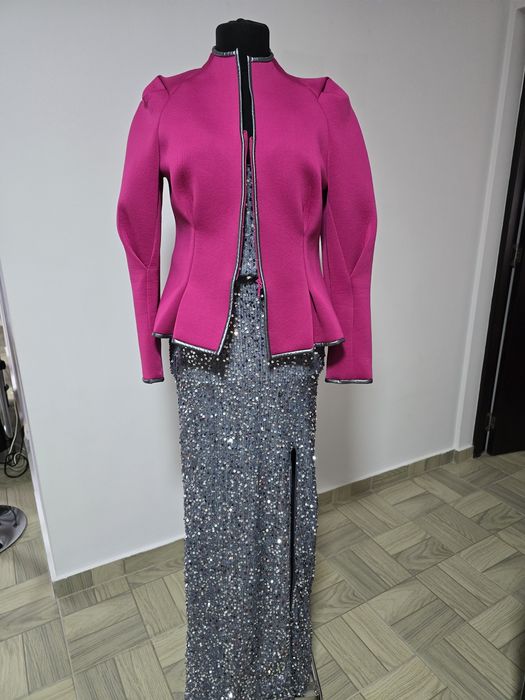 Rochie argintie lunga divina, cu paiete strălucitoare, slit pe picior,