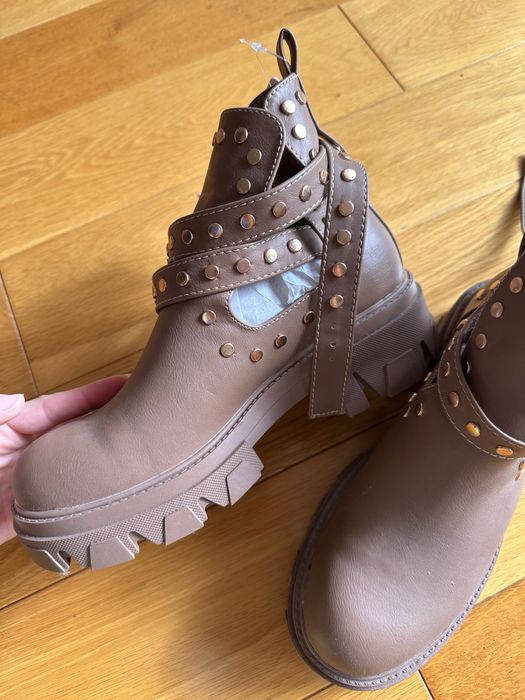 Бежови боти със златисто