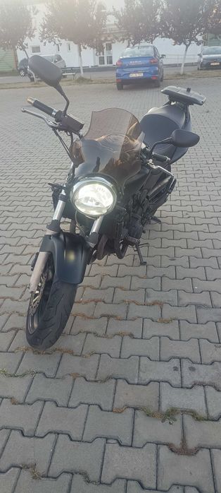 Vând motocicleta