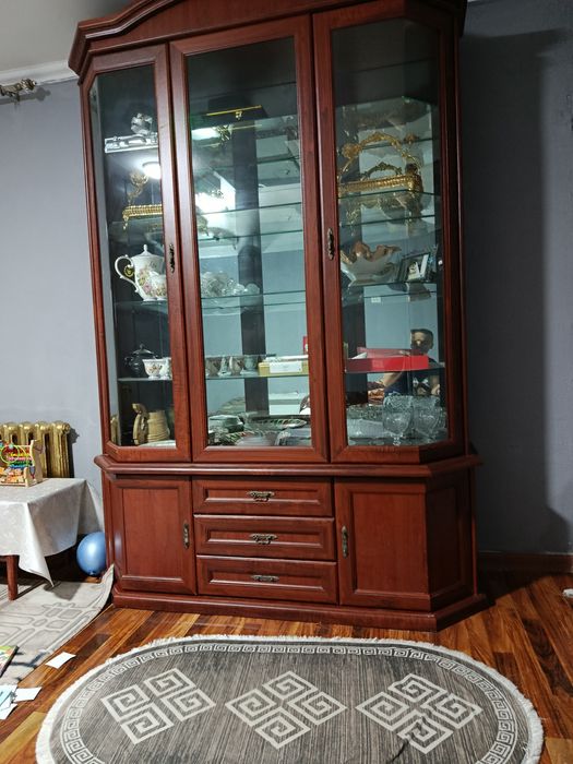 Продам шкаф сервант