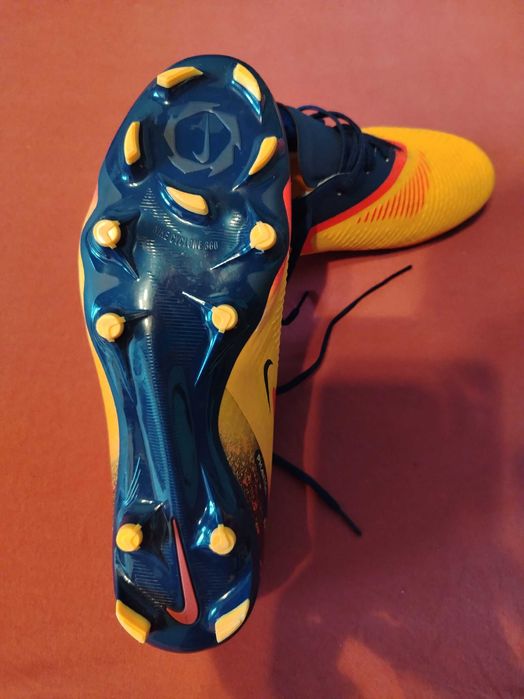 Vând crampoane și adidași