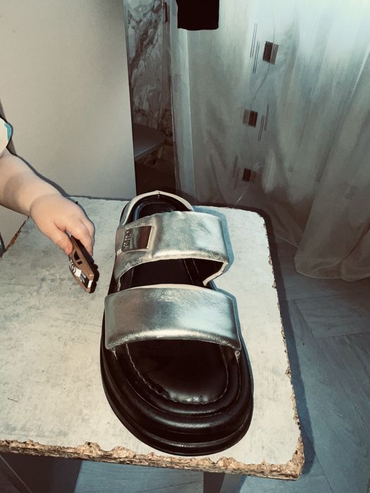 сандалии на платформе с двумя ремешками