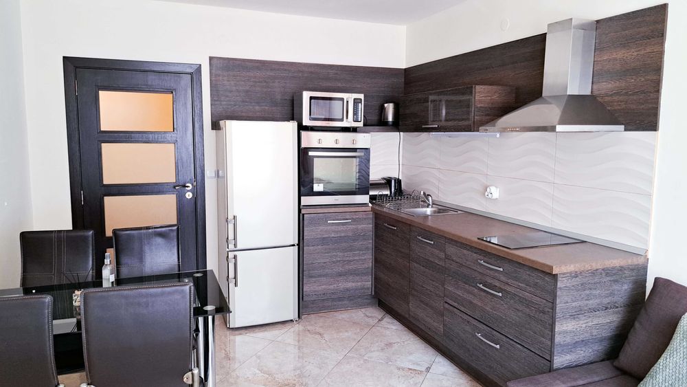 Стилен и светъл апартамент в центъра в непосредствена близост до СМГ