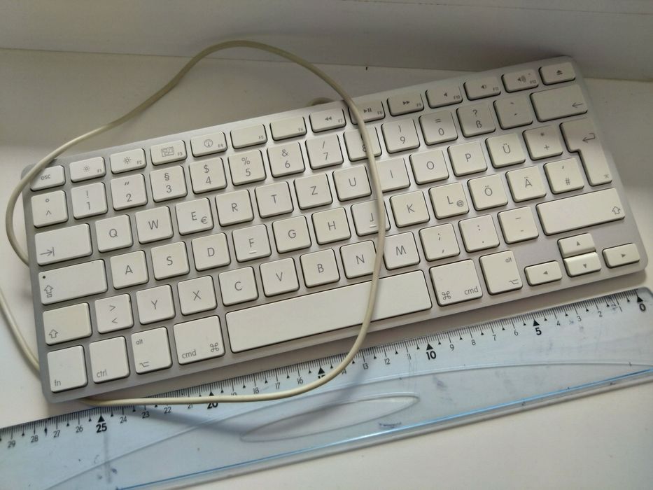 Tastatura Apple  cu fir