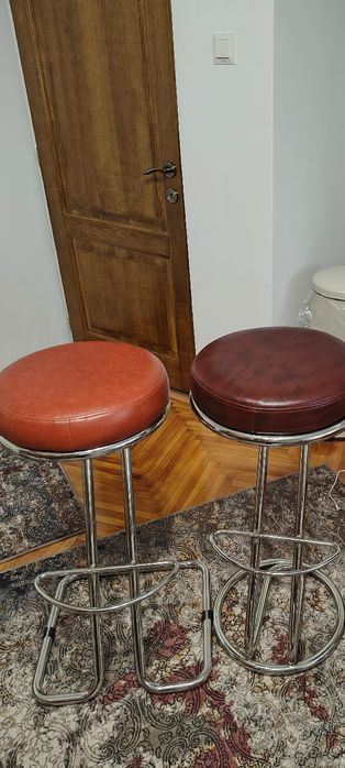 Vând două scaune de bar.