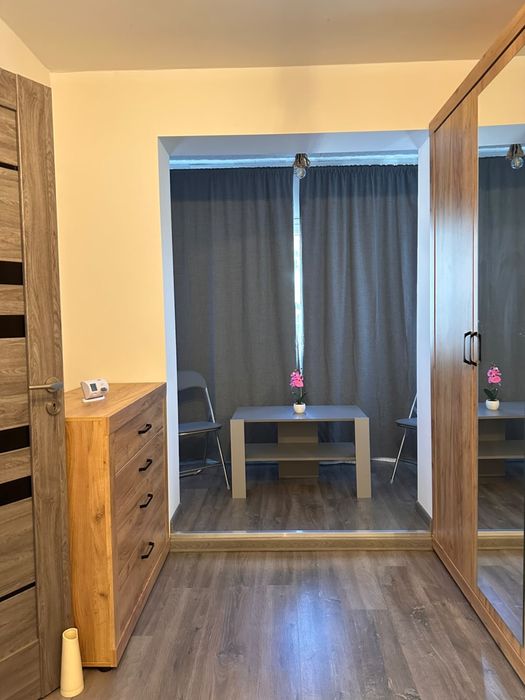 Ofer spre inchiriere apartament cu 3 camere,complet renovat,zona centrala