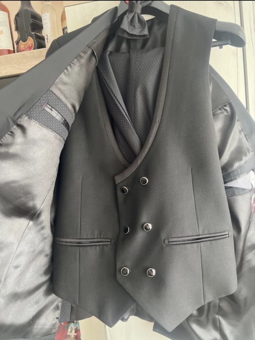 Vand doua costume+ (papion vesta le cel negru) premium unul purtat odata si unul nou 700 lei ambele pentru M/L in jur la 1,7-1,9 m inaltime 75-85 kg