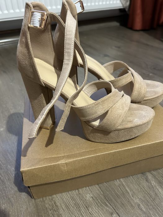 Sandale marimea 39, nude
