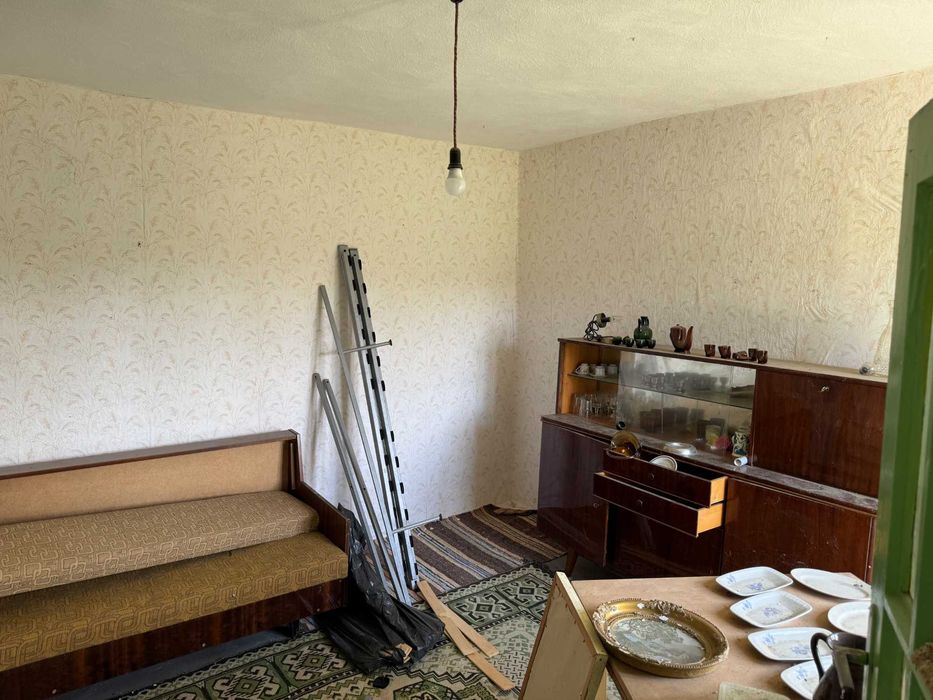 Къща с голям двор 1900 кв.м. парцел земя в регулация в село Александрия община Крушари област Добрич
