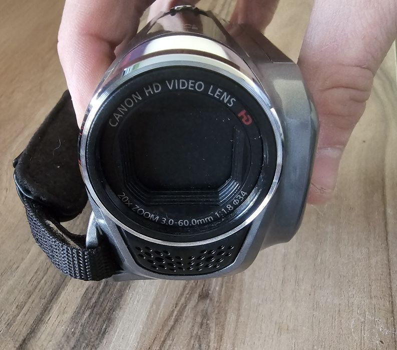 Canon LEGRIA HF R26 E + батерия + зарядно + чантичка