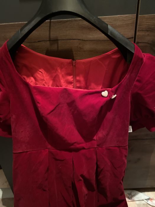 Новое бархотно красное платье