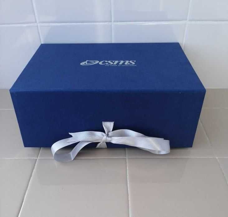 Голяма кутия за подарък (или за украшения) с панделка