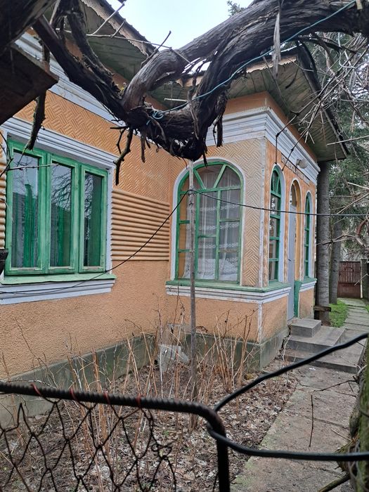 Vand casa cu 2500 metrii patrati de curte plus dependente