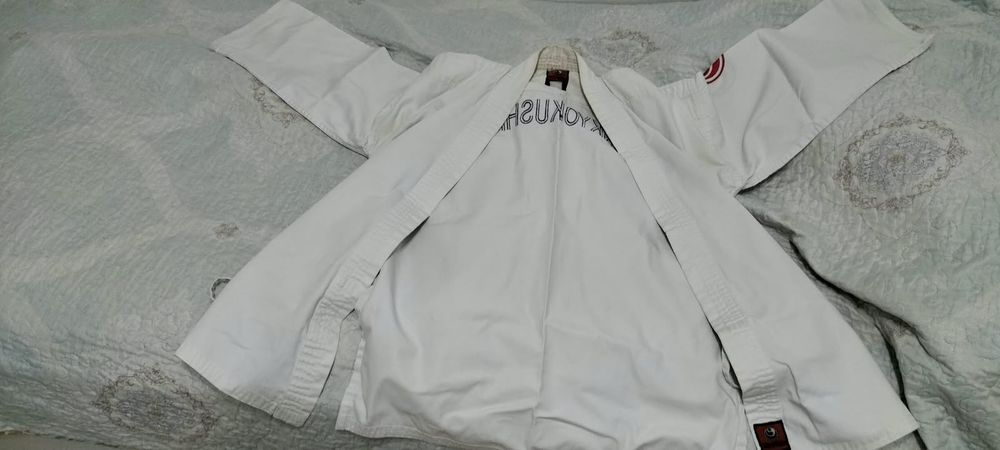 Продам 2 кимоно. Каждое по 5000 тг