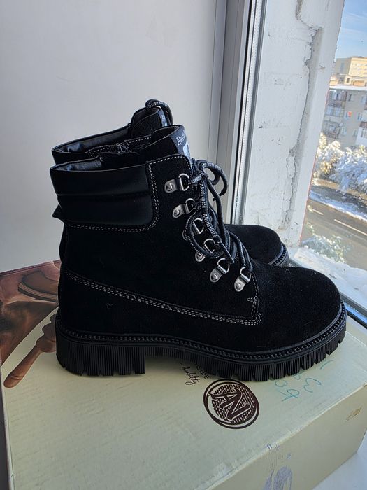 Ботинки 38 размер 3000 тенге.