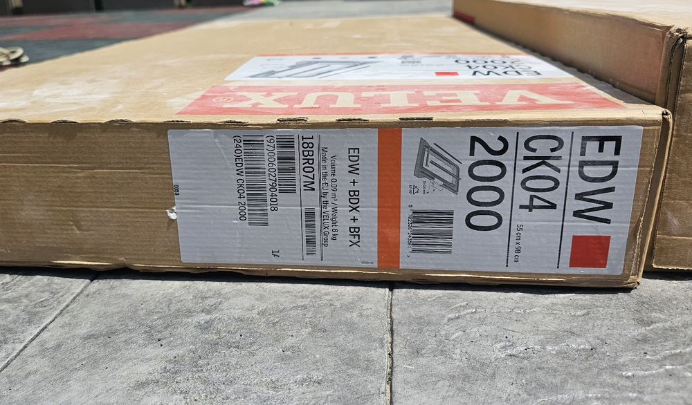 Fereastră + ramă tip Velux noi, sigilate