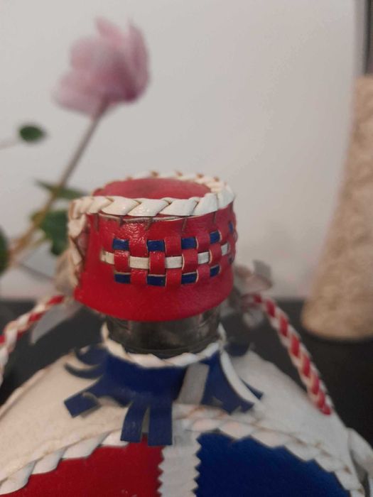 Красива стъклена бутилка, бъклица с фолклорни мотиви период Югославия