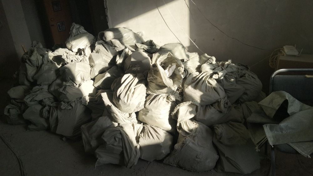 Строительный мусор, стяжка.