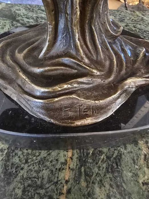 Fructiera art-nouveau din bronz pe soclu de marmura.