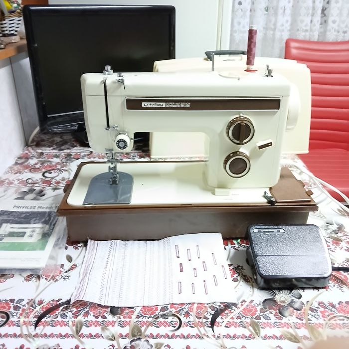 Masina de cusut PRIVILEG cu butoniera automata si multiple operatii