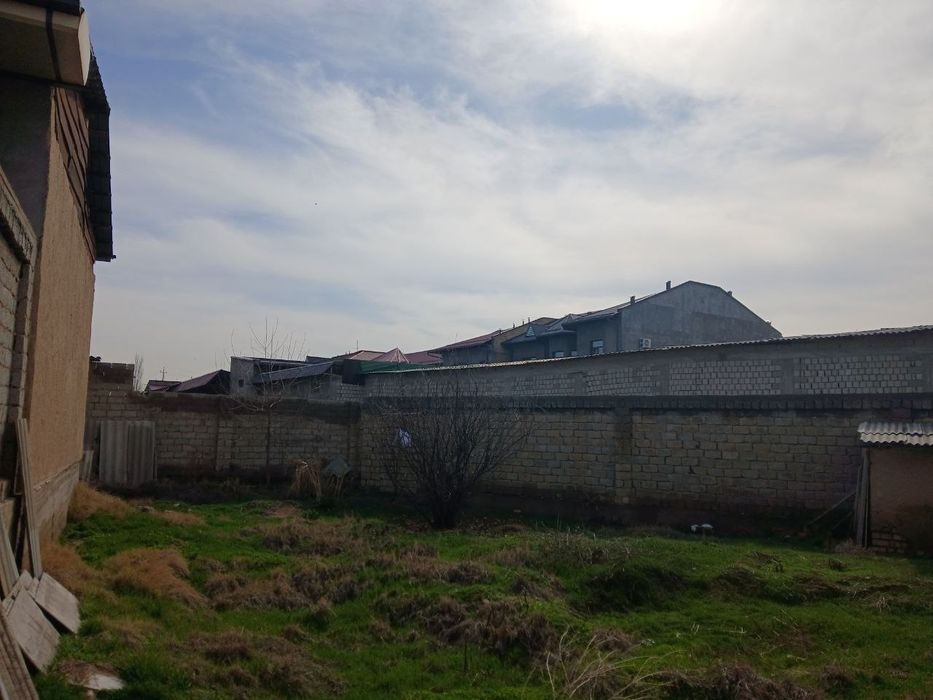 Yer sotiladi 3 sotix. Manzil: Eshonguzar Nurxayot. Narxi kelishiladi