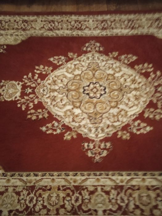 Новый ковер темно красный