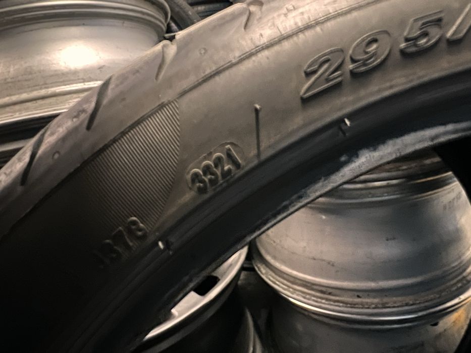 295/30/19 Pirelli P-Zero